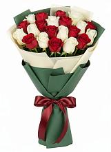 Букет Микс из красных и белых роз в Румянцево