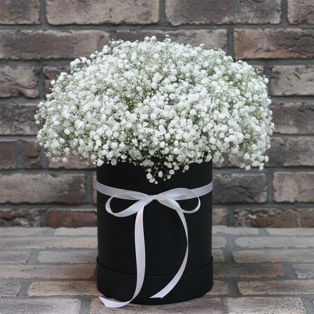 Цветочная композиция из Гипсофила в шляпной коробке в Румянцево