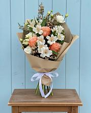 Букет цветов из:  Альстромерии, Лизиантусы, Розы и Хризантемы в Румянцево