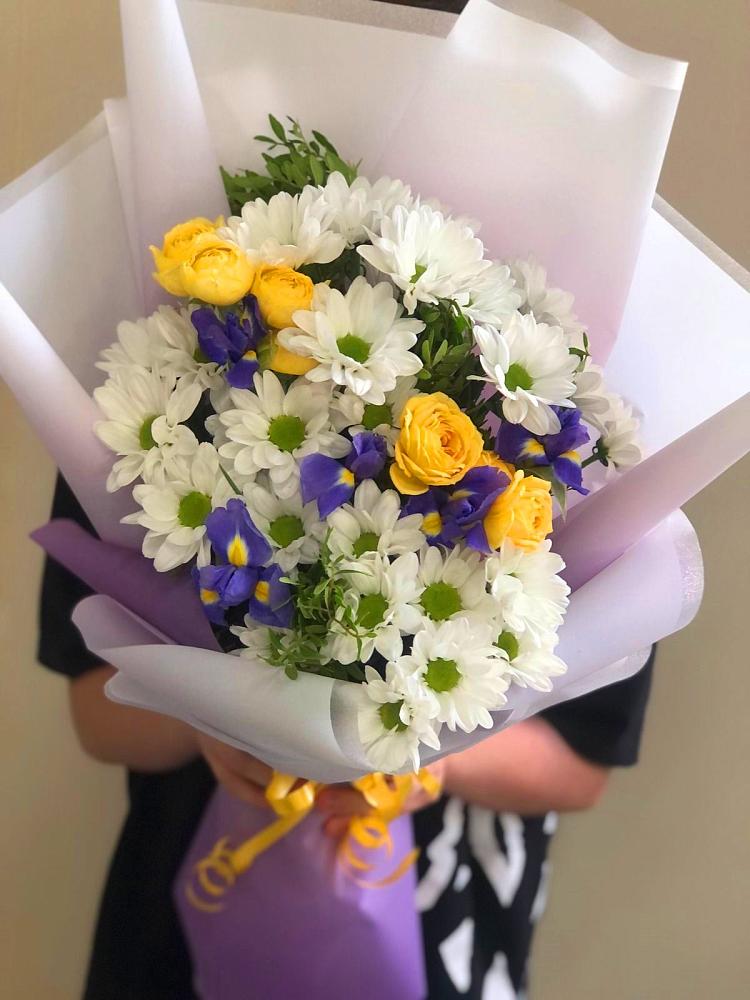 Букет цветов из: Ирисы, Хризантемы и Розы в Румянцево
