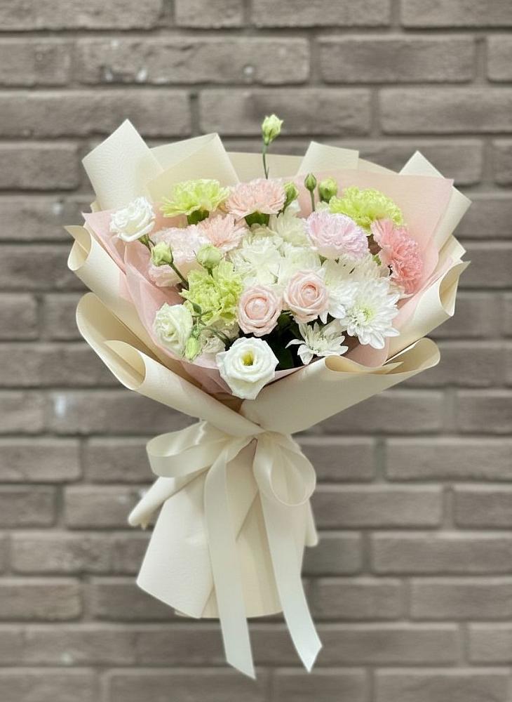 Букет цветов из: Гвоздики, Розы, Лизиантусы и Хризантемы в Румянцево