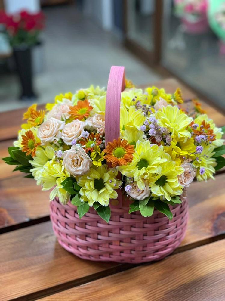 Цветочная композиция из Хризантемы и Розы в корзине в Румянцево