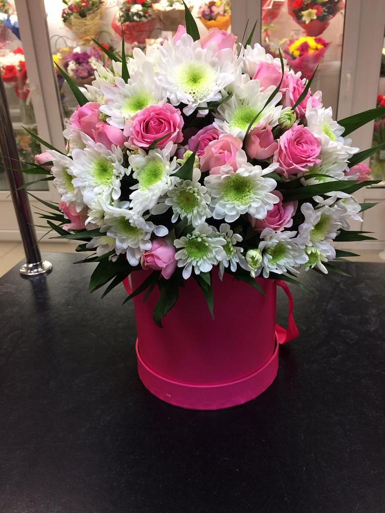 Цветочная композиция из Розы и Хризантемы в шляпной коробке в Румянцево