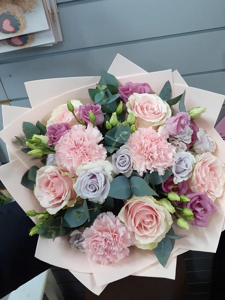 Букет цветов из: Розы, Гвоздики и Лизиантусы в Румянцево