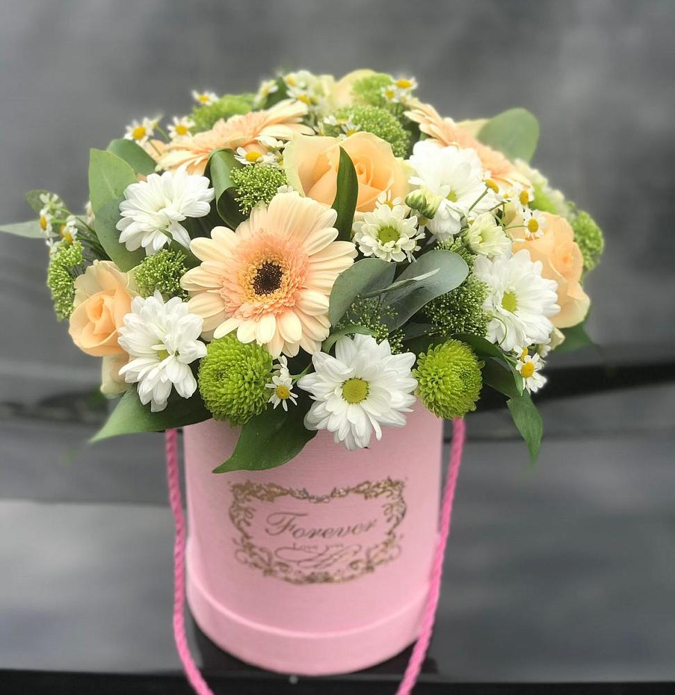 Цветочная композиция из Розы, Герберы и Хризантемы в шляпной коробке в Румянцево